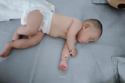 西藏三个月宝宝抬头不稳